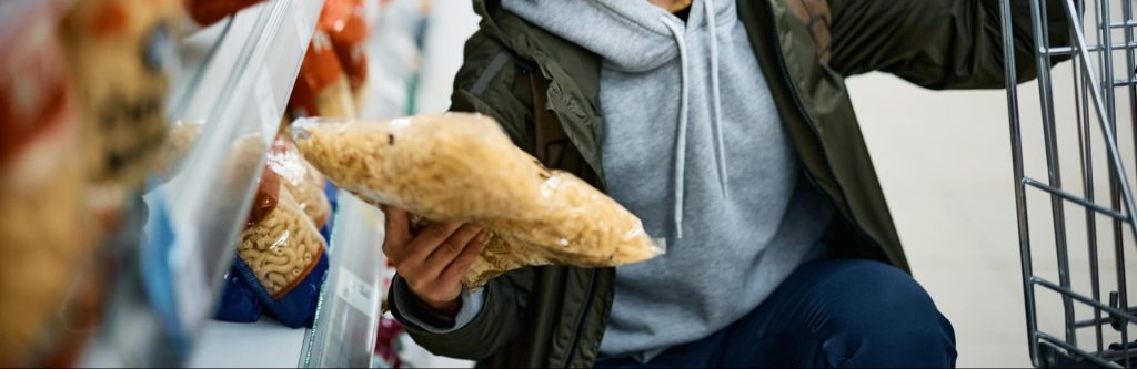 jeune femme lisant une étiquette nutritionnelle