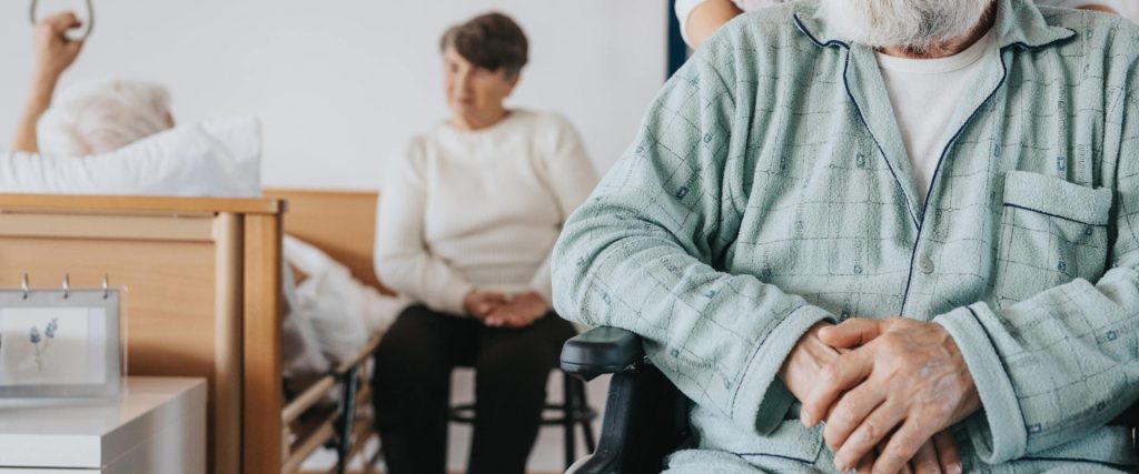 homme âgé en fauteuil roulant