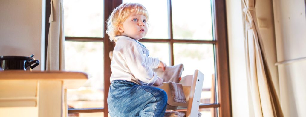 enfant grimpant sur une chaise