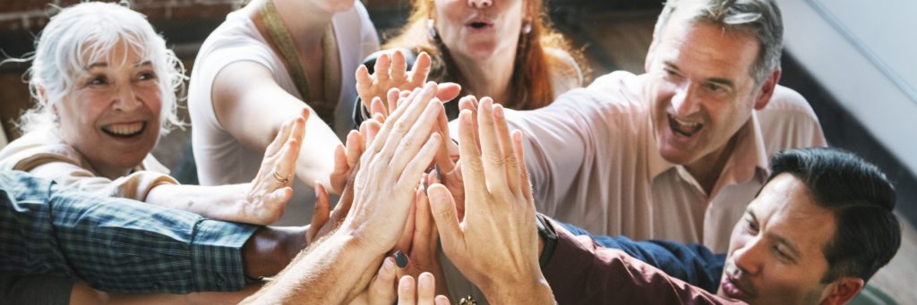 groupe de personnes retraités cheminots joignant leurs mains