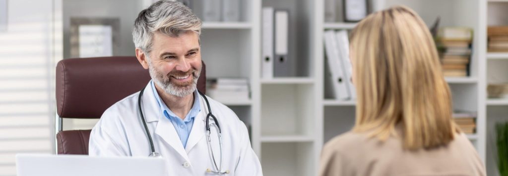 médecin souriant à une patiente