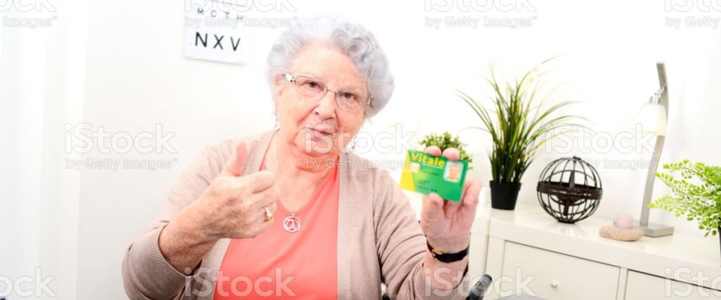femme âgée montrant une carte vitale