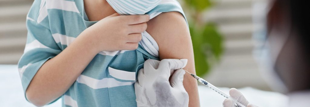 garçon se faisant vacciner