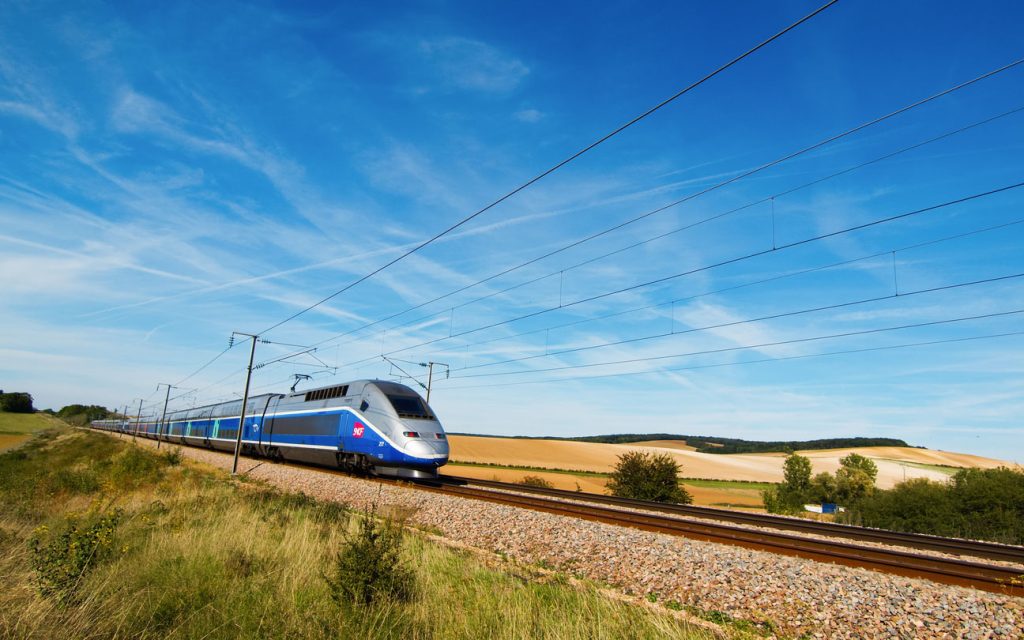 TGV SNCF en marche au milieu de la campagne